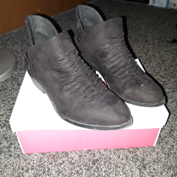 Shoes - Picture 2 of 3